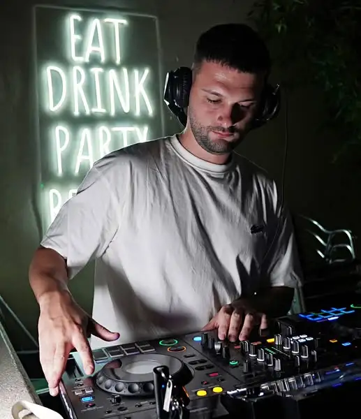 DJs
